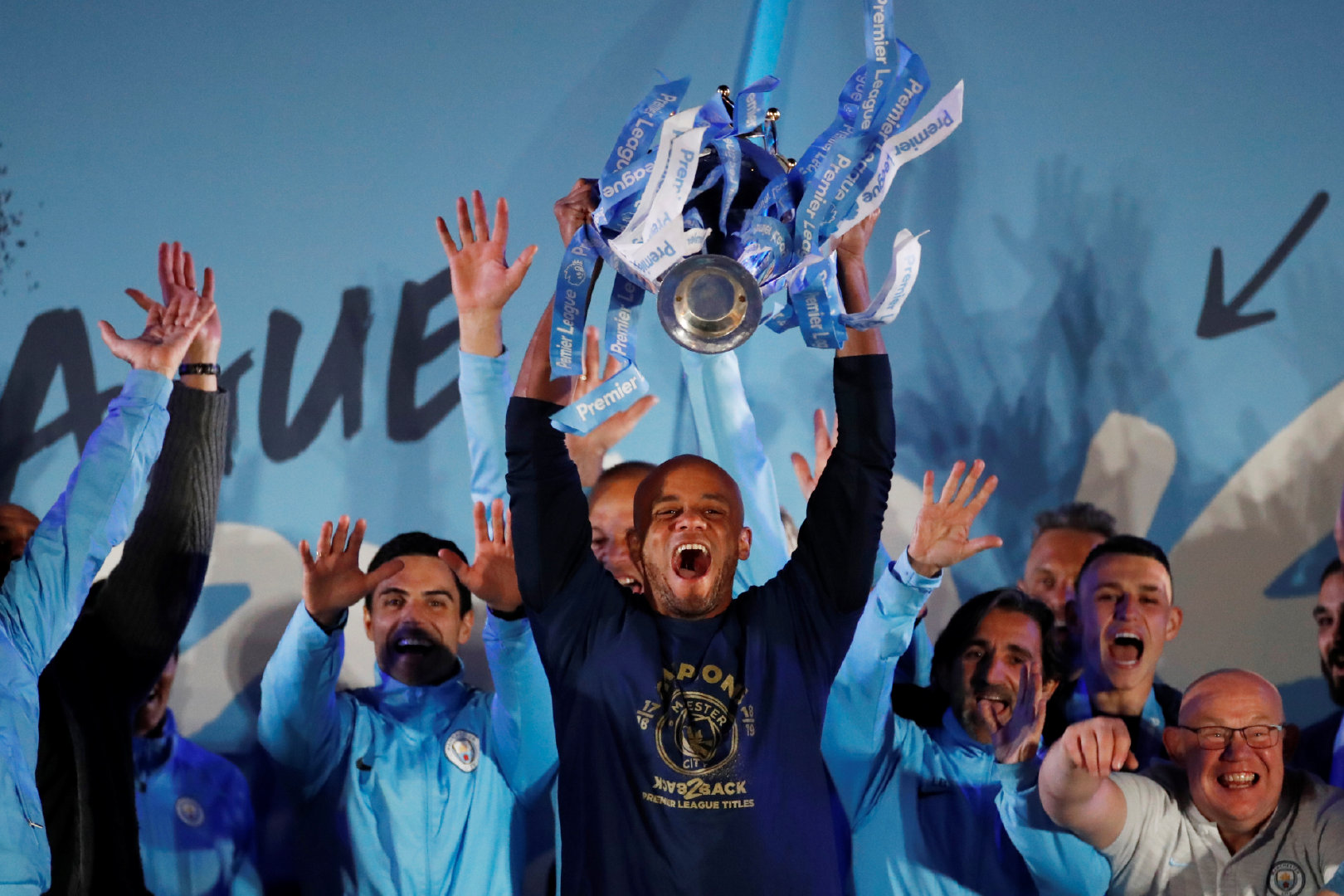 英超焦点战：布伦特福德擒曼联，曼城3-0伯恩利，热刺与狼队平局收场